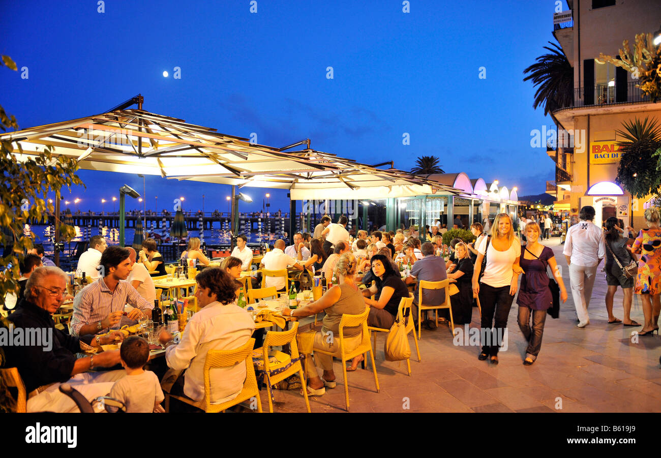 Alassio Fußgänger Zone und Restaurants, Nacht Foto Riviera dei Fiori, Ligurien, Italien, Europa Stockfoto