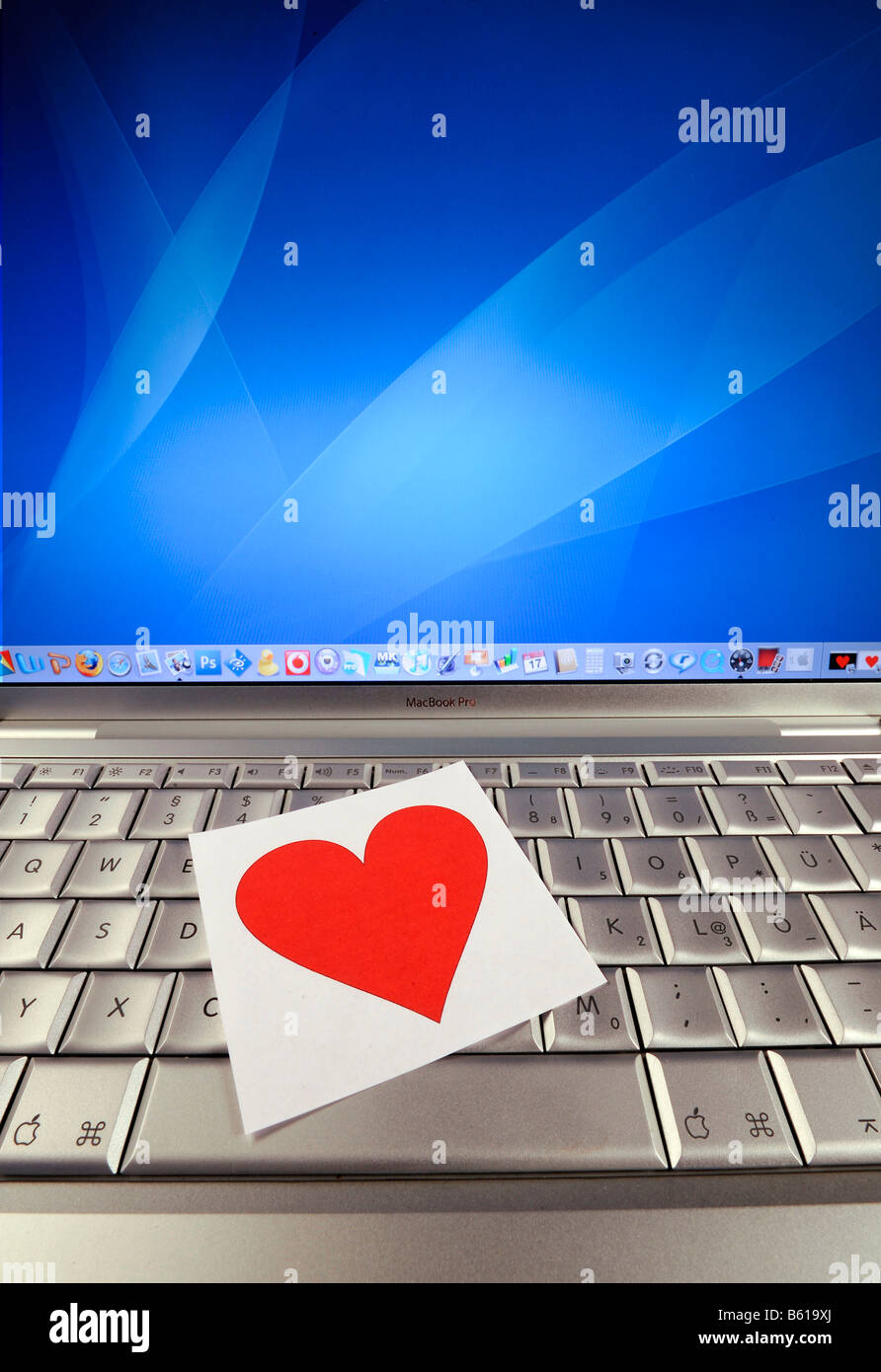 Herz auf der Tastatur, symbolisches Bild für Online-Partnersuche Stockfoto