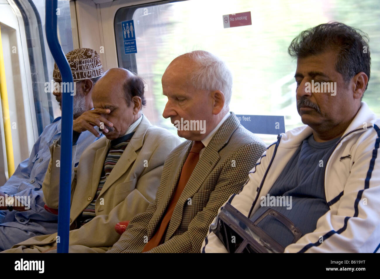 Männer schlafen auf die Londoner U-Bahn Versandverfahren in London England Stockfoto