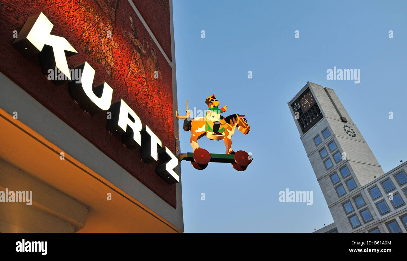 Ladenschild des KURTZ traditionelle Spiele Store in Stuttgart am Marktplatz-Platz mit dem Rathaus, Baden-Württemberg Stockfoto