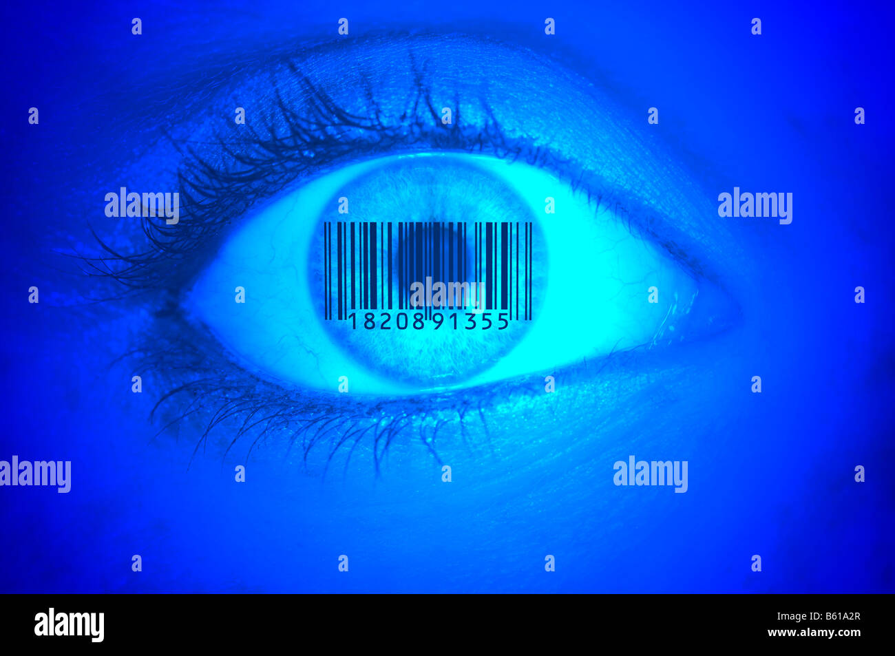 Detailbild eines Auges mit Barcode EAN, europäische Artikelnummer auf der Iris, symbolische Bild Glaswissenschaft Stockfoto