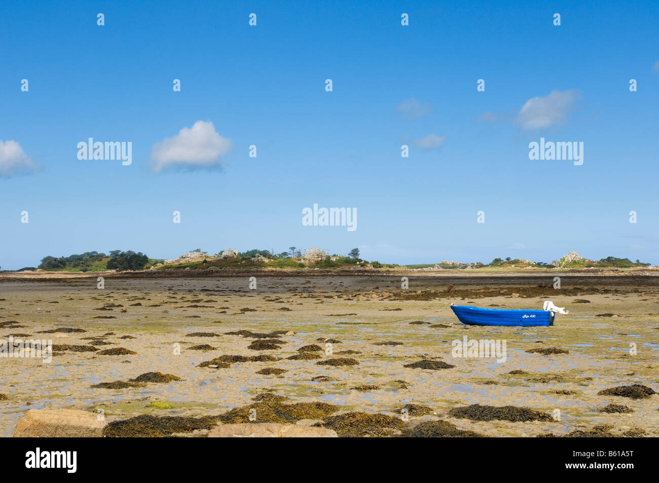 Blaues Boot bei Ebbe in einer bretonischen Bucht, Bugueles, Bretagne, Frankreich, Europa Stockfoto