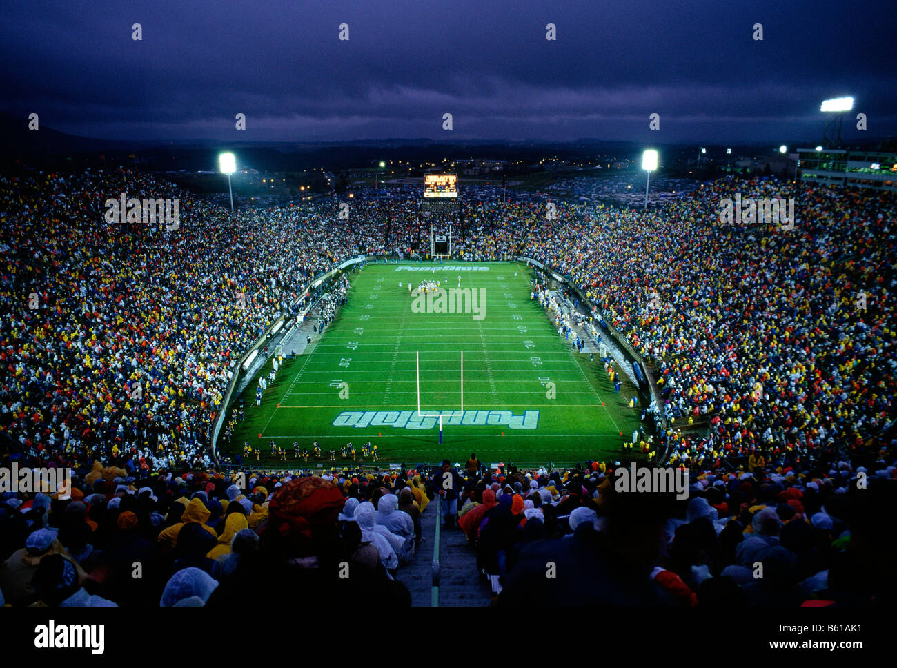 Penn State University spielen der Pittsburgh University, Nachtspiel des Fußballs in Beaver Stadium, State College, Pennsylvania, USA Stockfoto