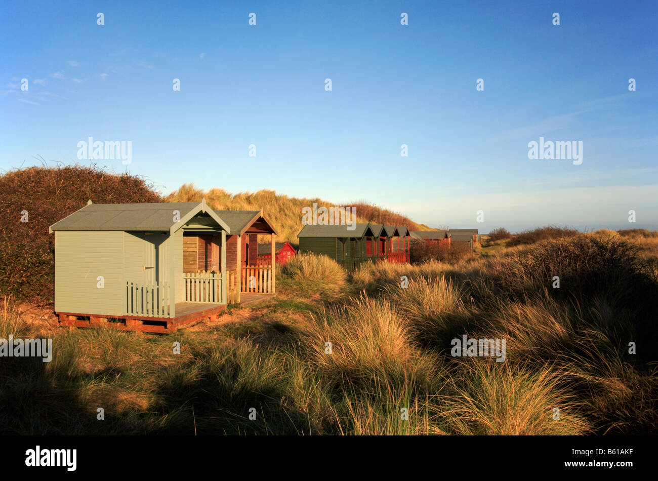Strandhütten in den Sanddünen am Brancaster, Norfolk, Großbritannien. Stockfoto