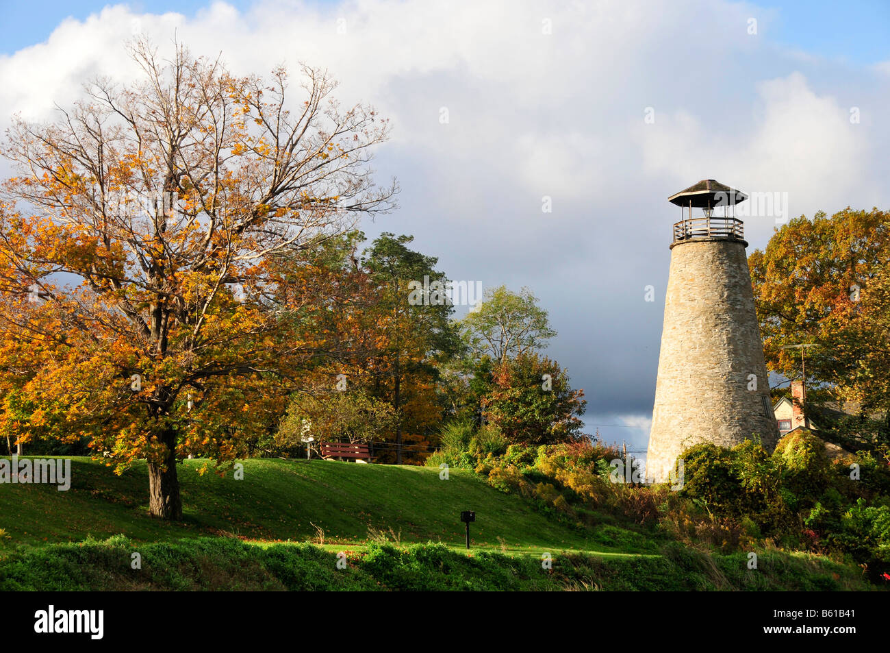 Barcelona-Leuchtturm auf dem Eriesee im Bundesstaat New York mit Herbstfarben U S Stockfoto