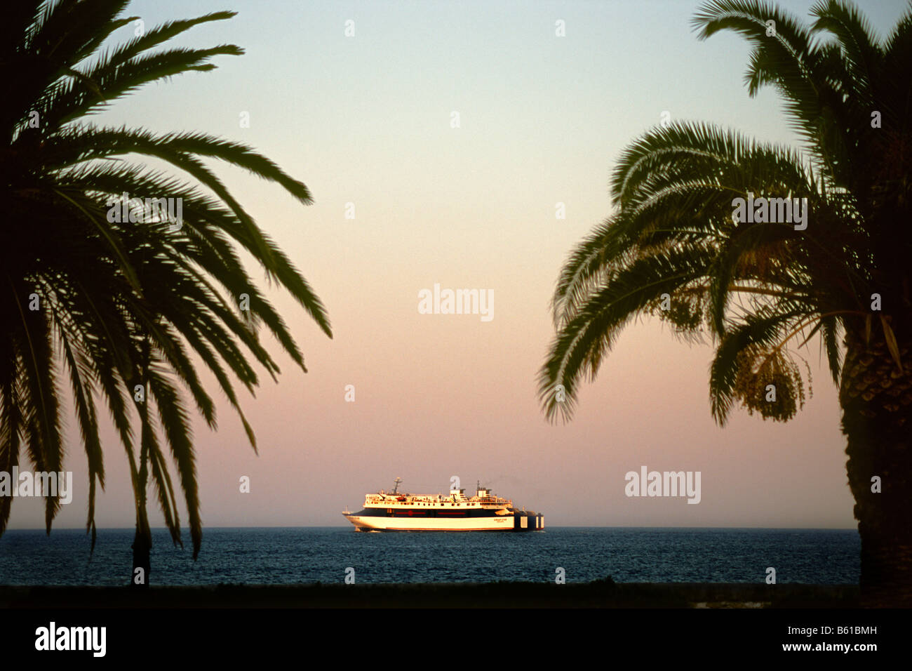 Blick vom Hafen von Zakynthos-Stadt mit Schiff Stockfoto