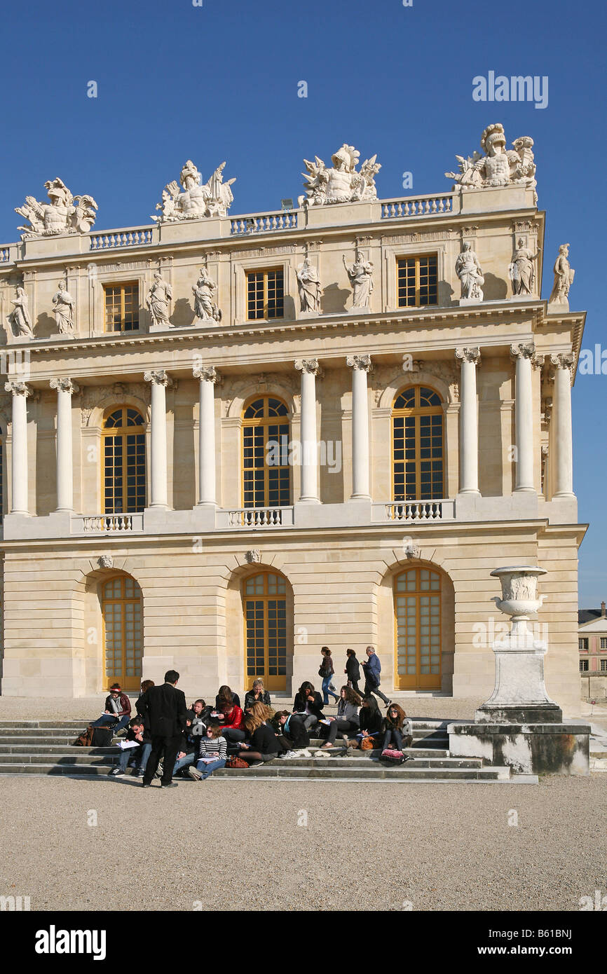 Gruppe von Studenten besuchen das Schloss Versailles Stockfoto