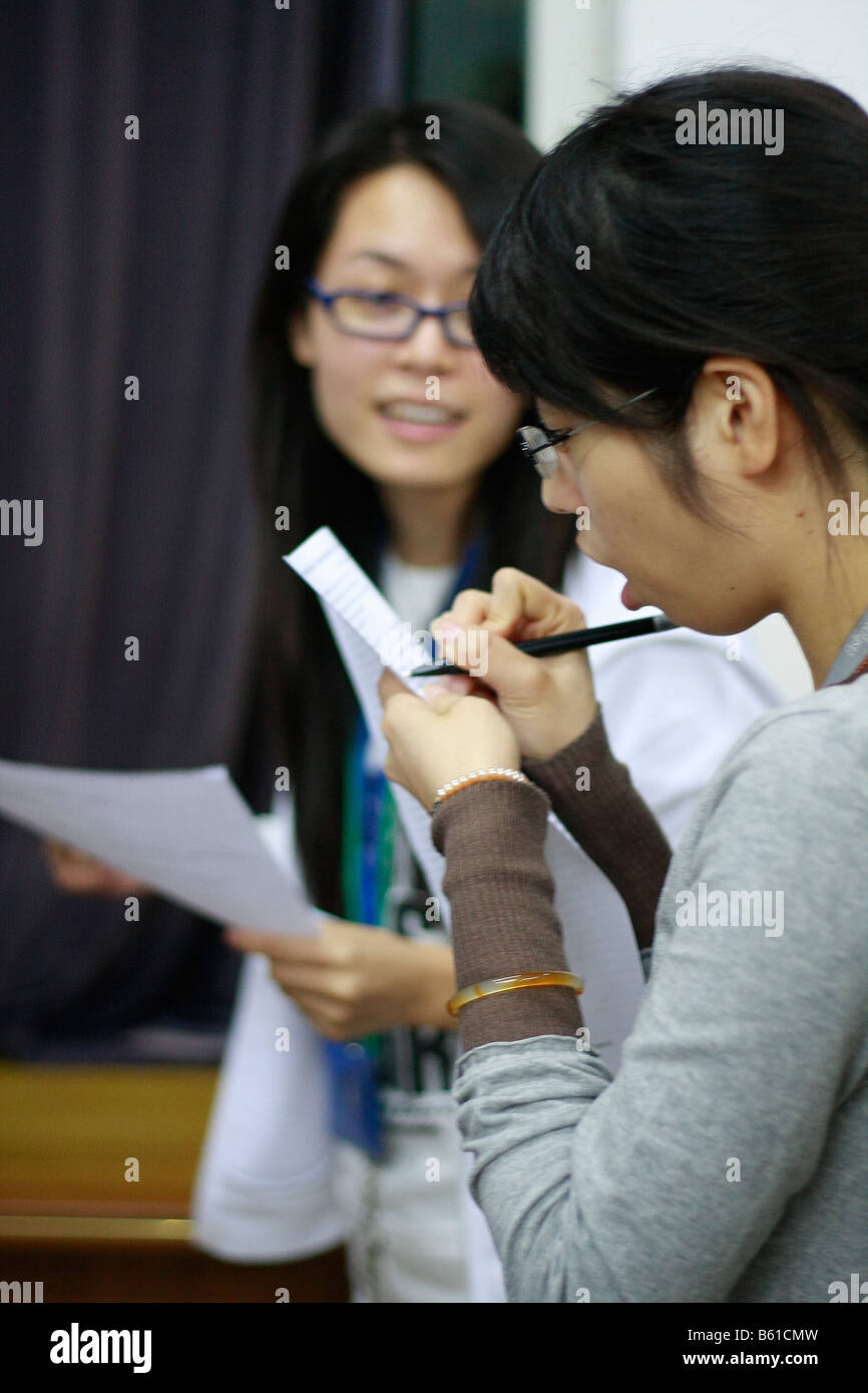 Chinesisch Englisch Studenten Ausbildung Birne Fluss Fabrikbereich Stockfoto