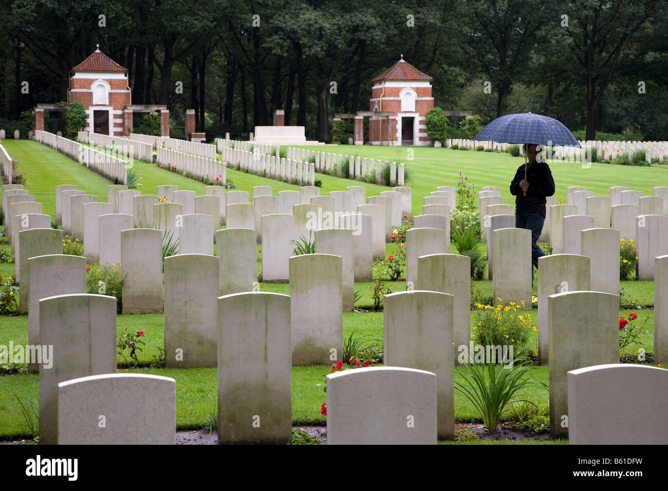 Frau zu Fuß bei Regen in Arnhem British Commonwealth Soldatenfriedhof Niederlande Stockfoto