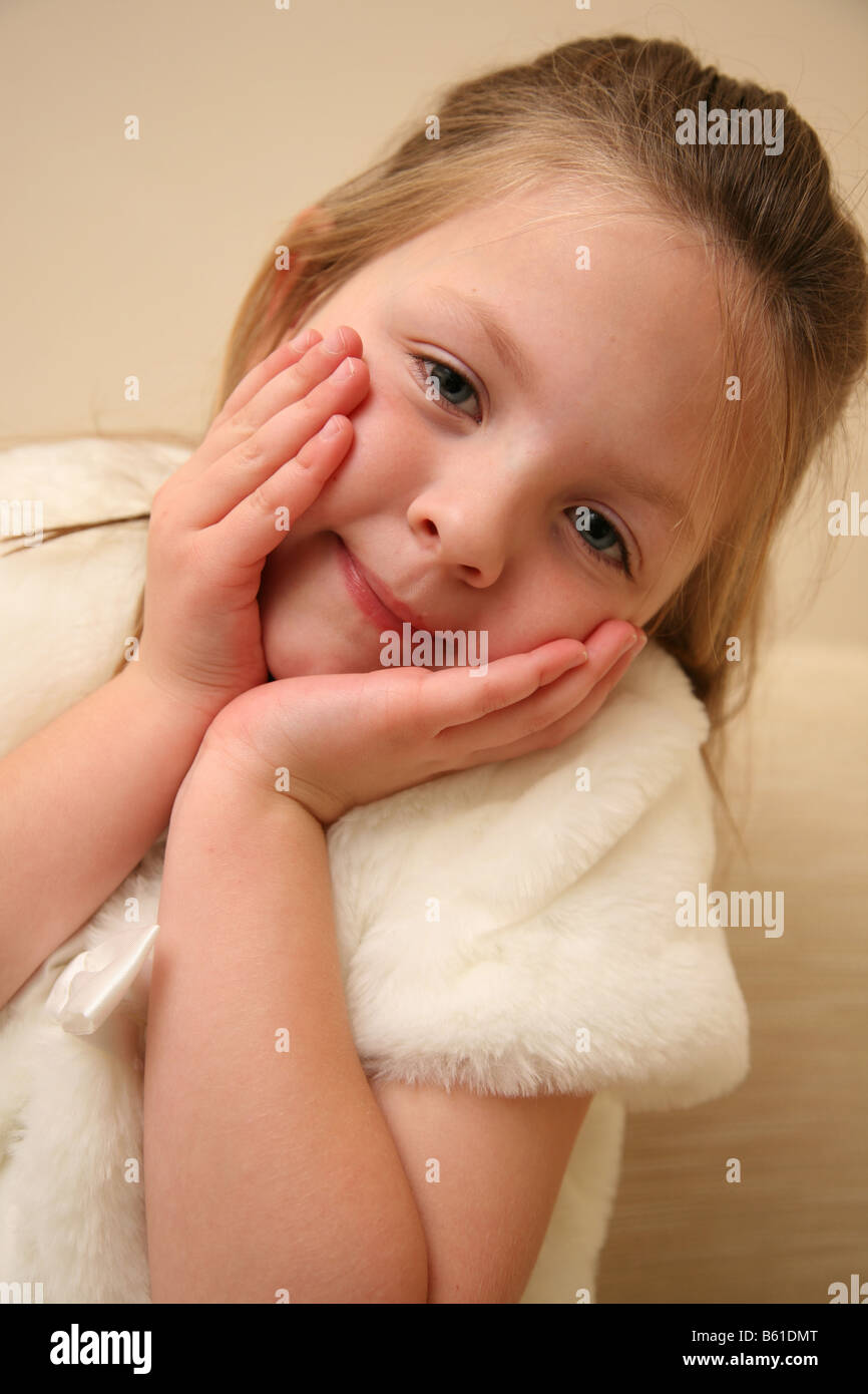 Engel 5 Jahre altes Mädchen posiert für die Kamera Stockfoto