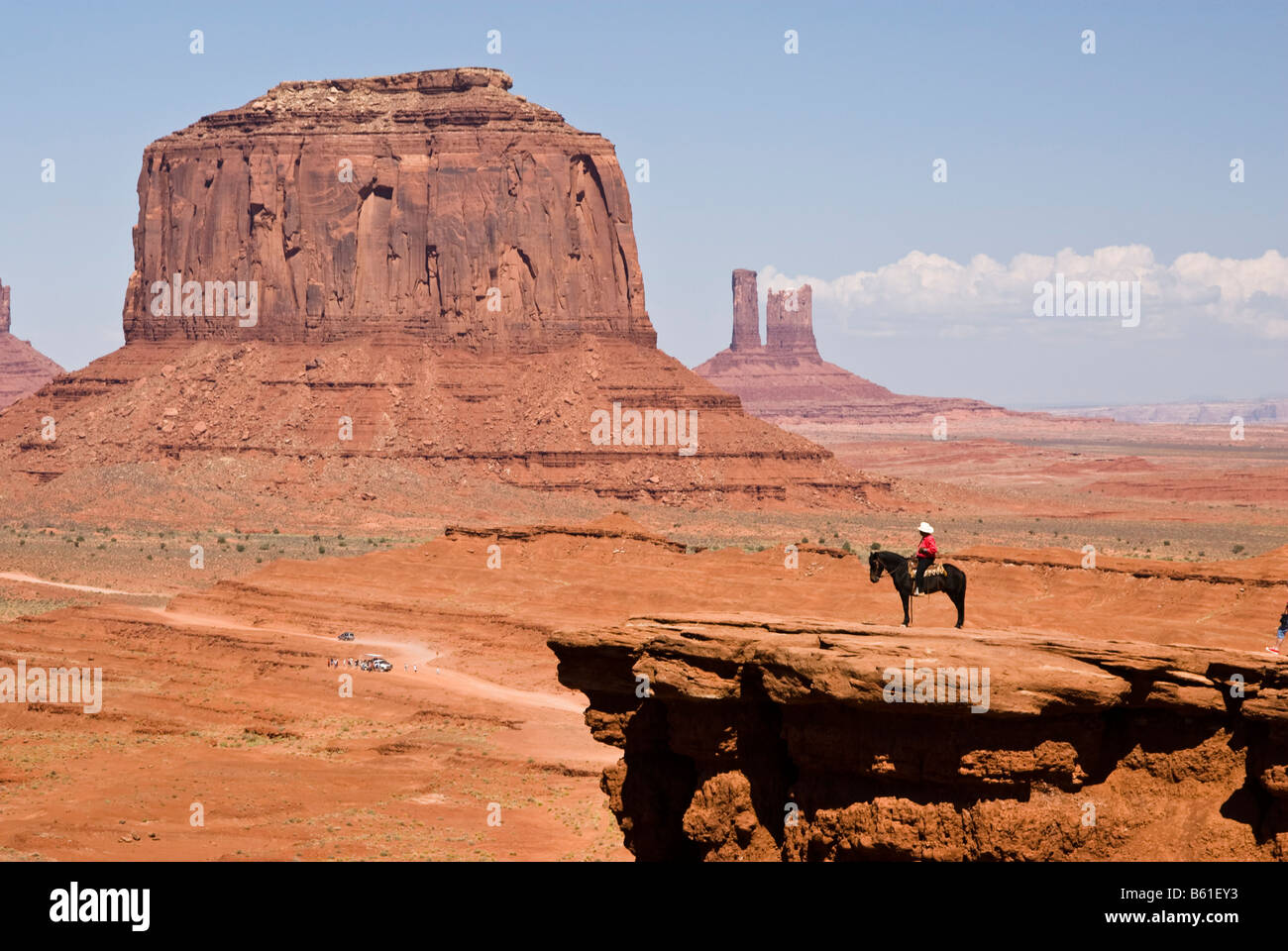 Blick vom John Ford Poing im Monument Valley mit Touristen in der Ferne Stockfoto