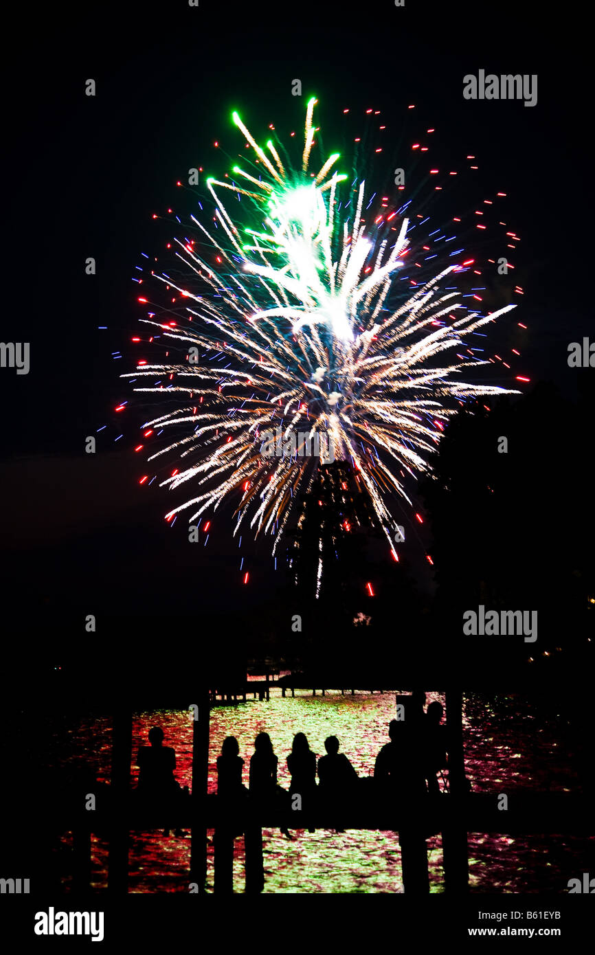 Menschen beobachten das Feuerwerk über dem Wasser in Irvington, VA am Mittwoch, 4. Juli 2007. Stockfoto