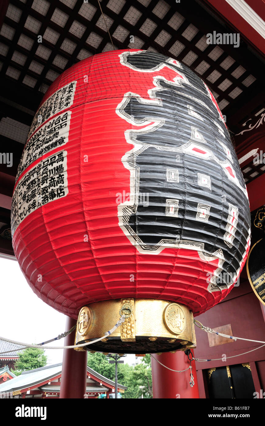 Japanische Laterne in der Kaminarimon (äußere Tor) am Sensoji buddhistischer Tempel in Asakusa, Tokio, Japan Stockfoto