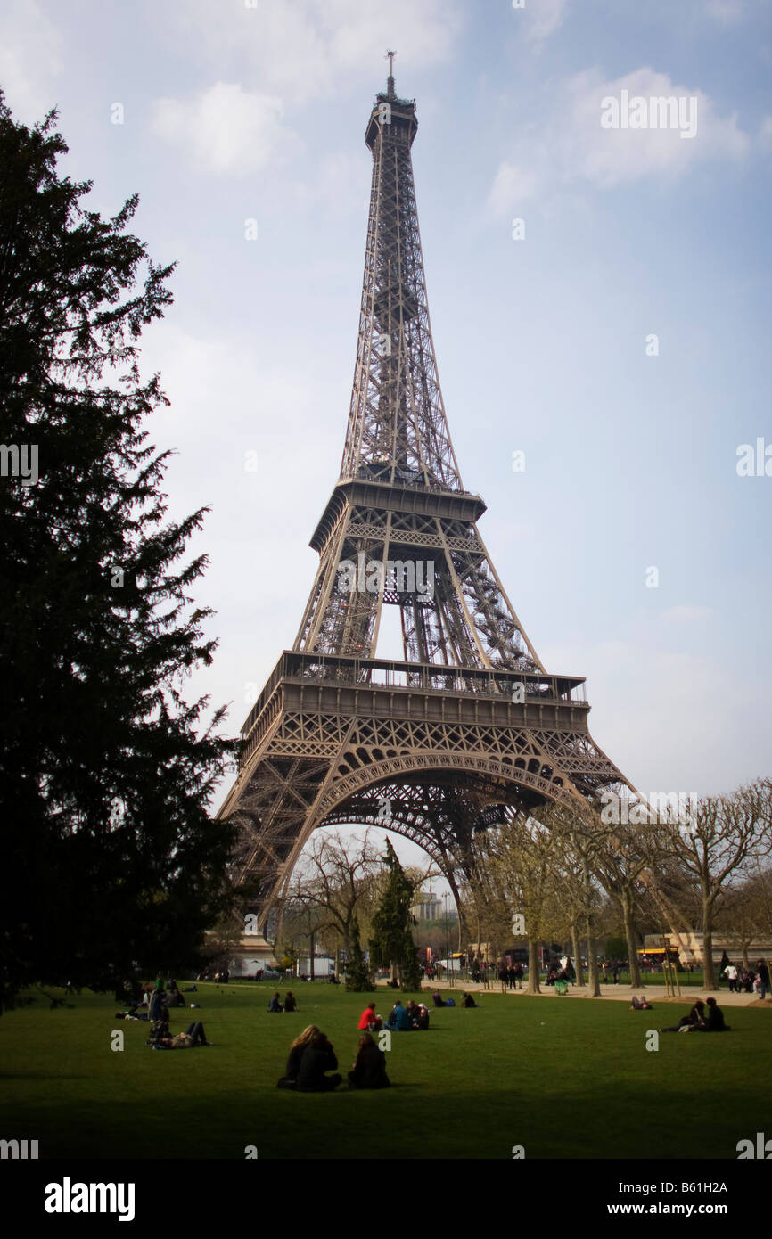 Ein Blick auf Paris Eiffelturm als Besucher genießen den Parc du Champ de Mars Stockfoto