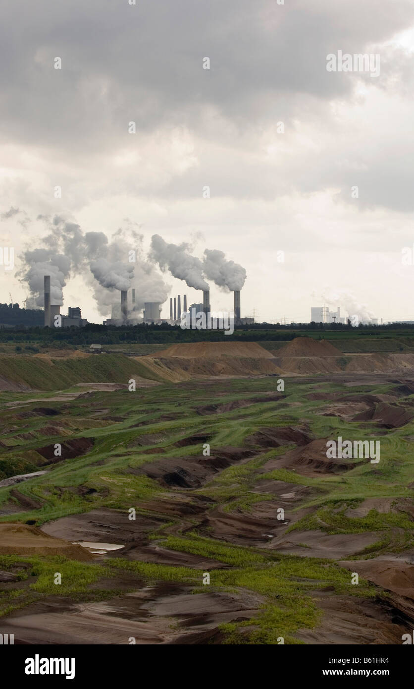 Garzweiler Braunkohle öffnen mir, im hinteren Frimmersdorf Braunkohle Kraftwerk für Grundlast Bestimmung mit 14 Blöcken und 2 Stockfoto