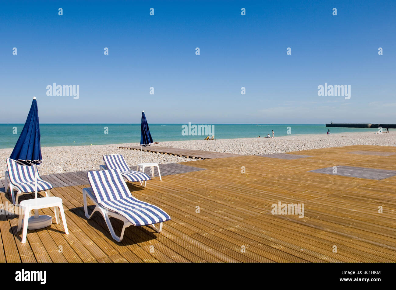 Stoney Strand in der Nähe von Dieppe mit Liegestühlen und Sonnenschirmen, Normandie, Frankreich Stockfoto