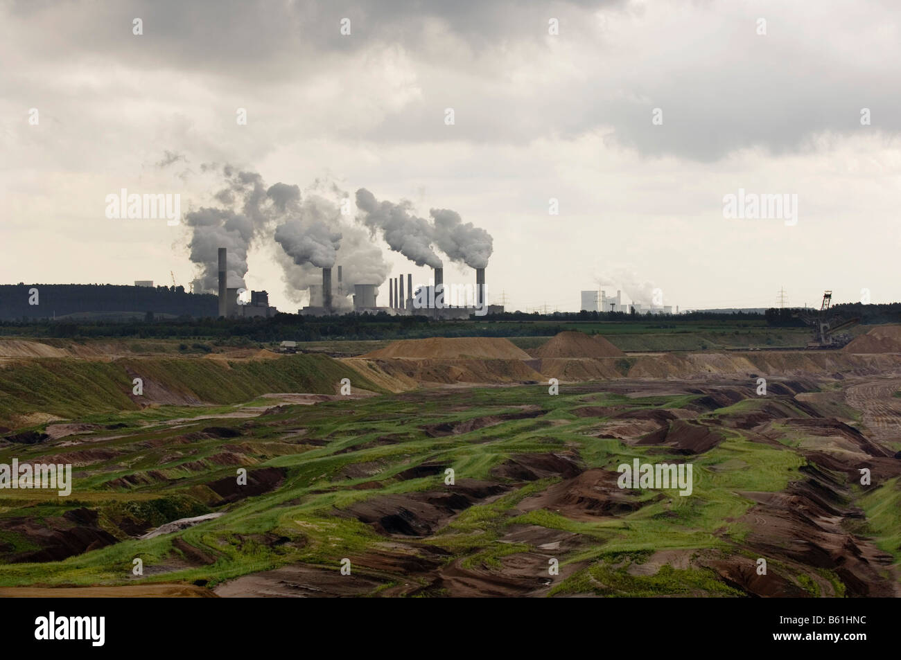 Garzweiler Braunkohle öffnen mir, im hinteren Frimmersdorf Braunkohle Kraftwerk für Grundlast Bestimmung mit 14 Blöcken und 2 Stockfoto