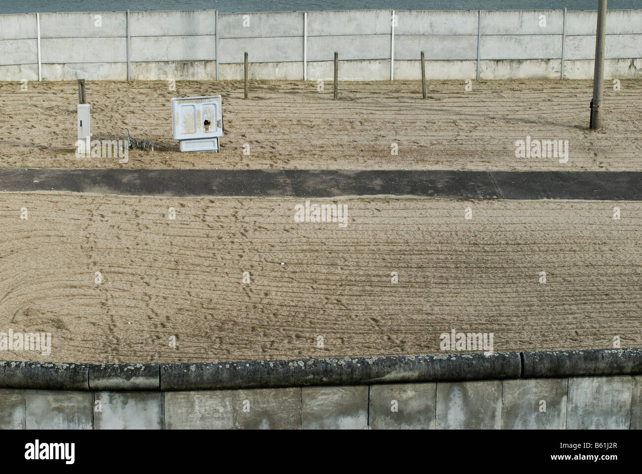 Blick auf den ehemaligen Todesstreifen, Berliner Mauer in der Bennauer Straße, Teil des Denkmals für den Bau der Berliner Mauer, Berlin Stockfoto
