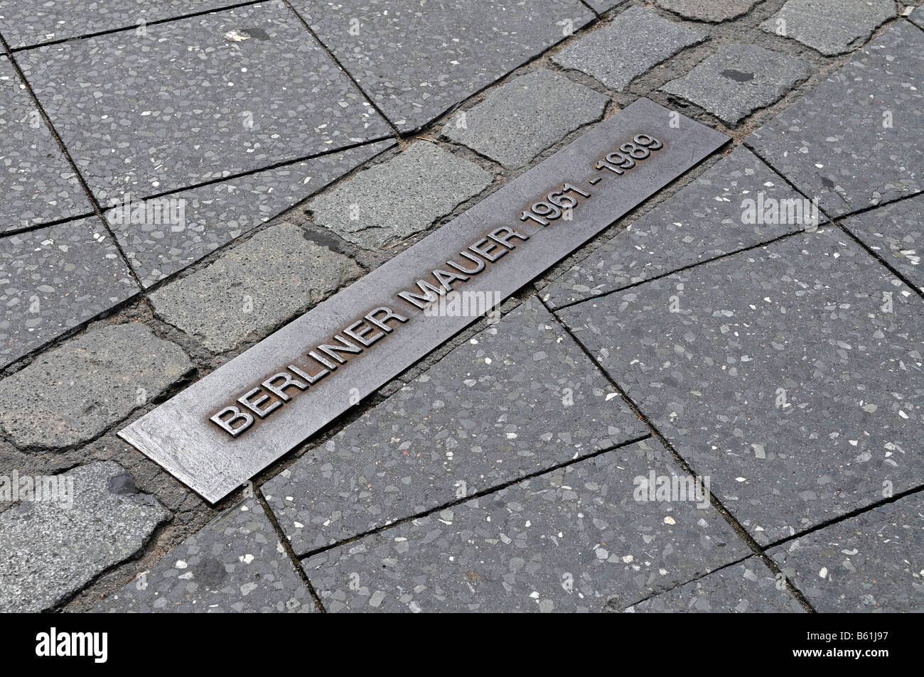 Markierung zeigt, wo die Berliner Mauer verwendet werden, Leipziger Platzes, Berlin Stockfoto