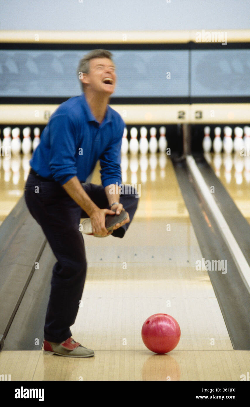 Mann lässt Bowlingball zu Fuß auf der Bowlingbahn fallen, Vintage, USA 1997 Stockfoto