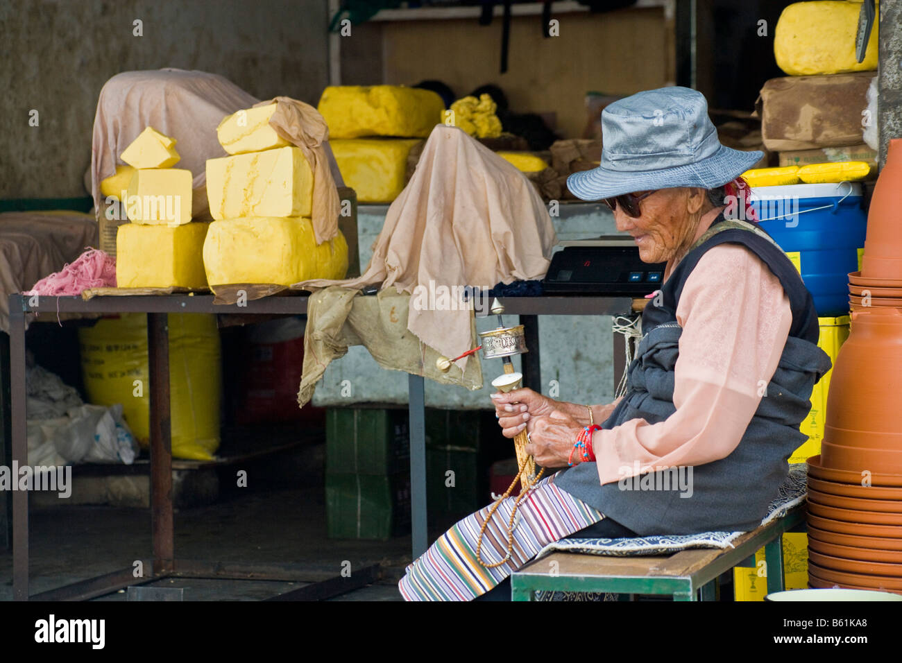 Alte Frau verkaufen Yak-Butter und Spinnen Gebetsmühle in Lhasa-Tibet. JMH3752 Stockfoto