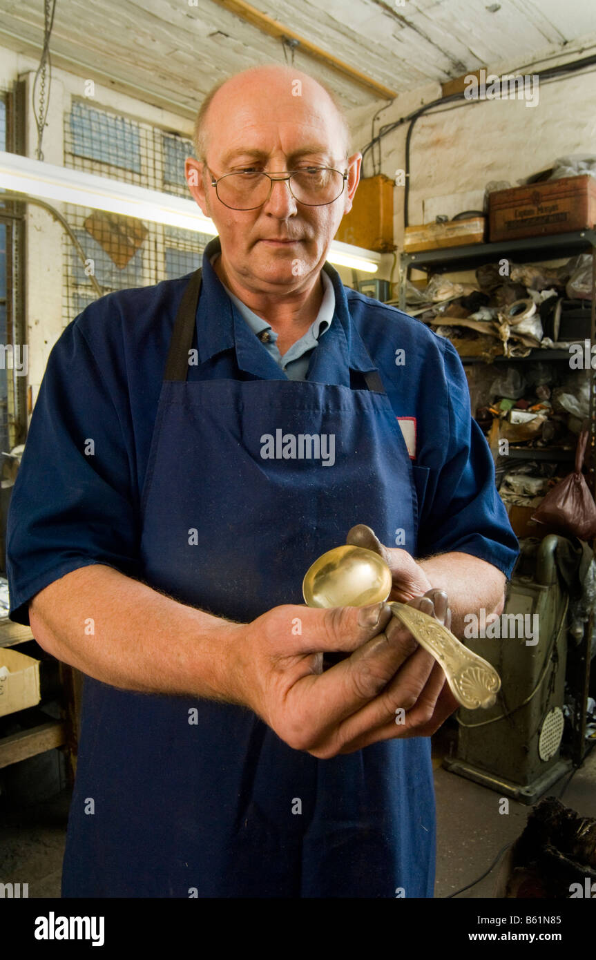 Cutler Stanley Riley in seiner Werkstatt in Sheffield, Großbritannien Stockfoto