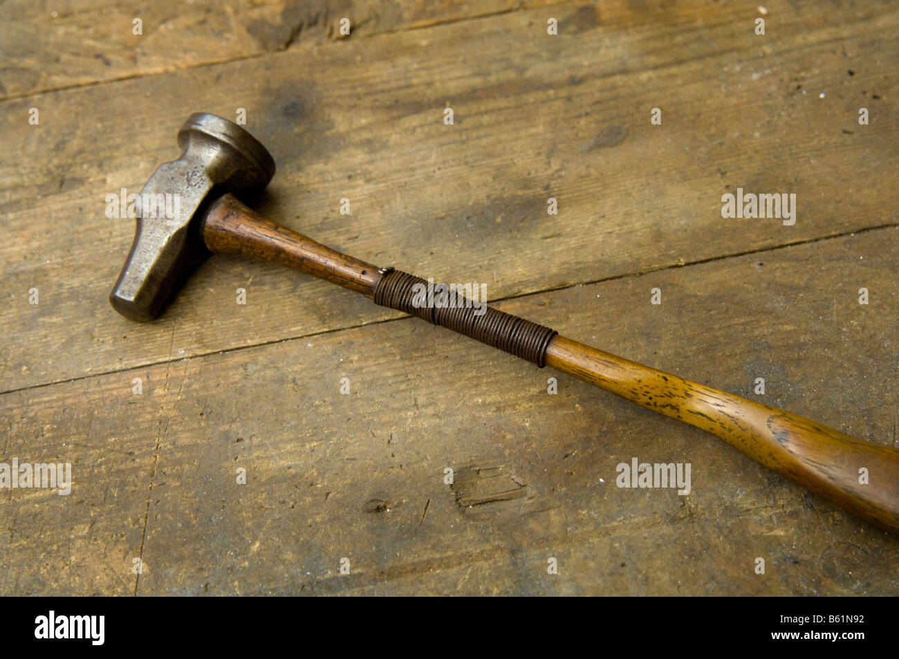 Alten Hammer auf Bank Stockfoto
