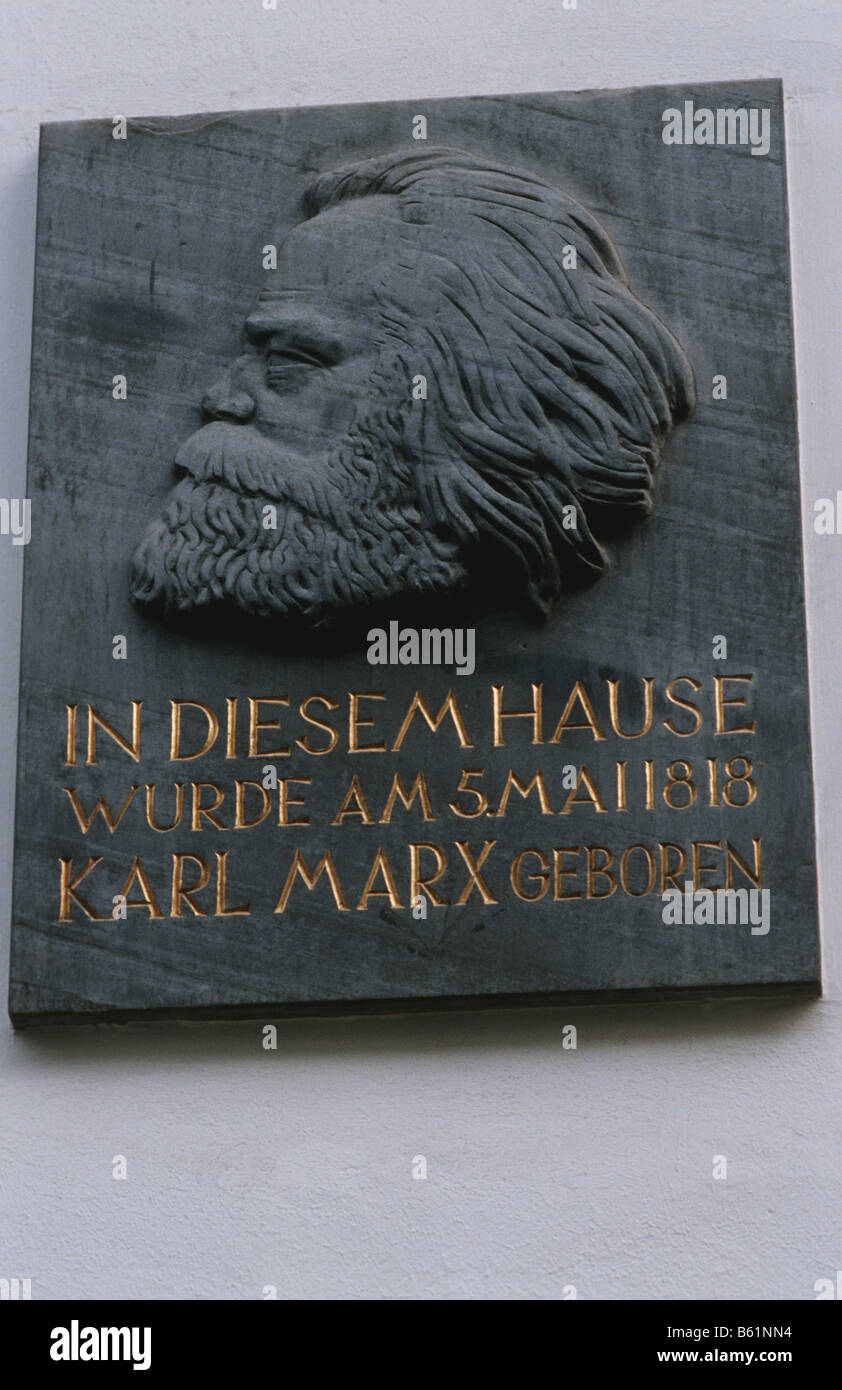 Trier, Deutschland. Eine Plakette markiert wo Karl Marx geboren am 05.05.1818, starb er im Jahr 1883. Mit Engels schrieb er "Das Kapitol" Stockfoto