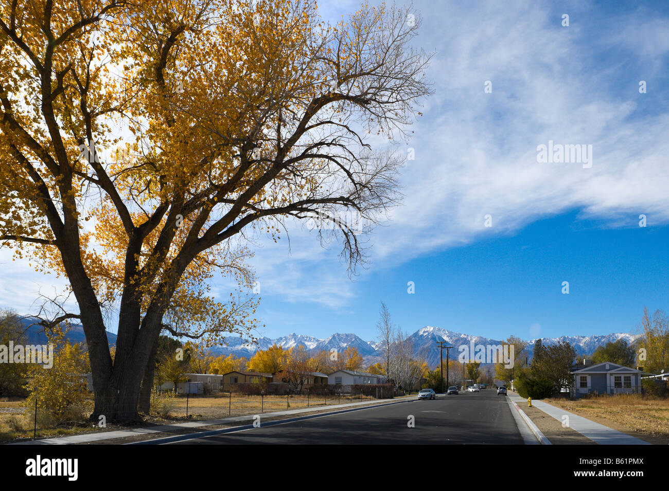 Straße in Bishop, Kalifornien im Herbst mit den Sierra Nevada Bergen in der Ferne Stockfoto