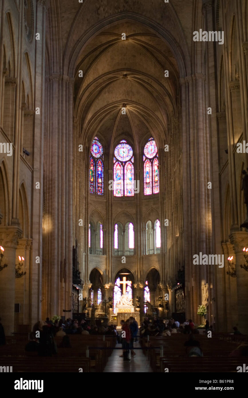 Besucher erleben Sie die Sehenswürdigkeiten von innen Paris Kathedrale von Notre-Dame Stockfoto