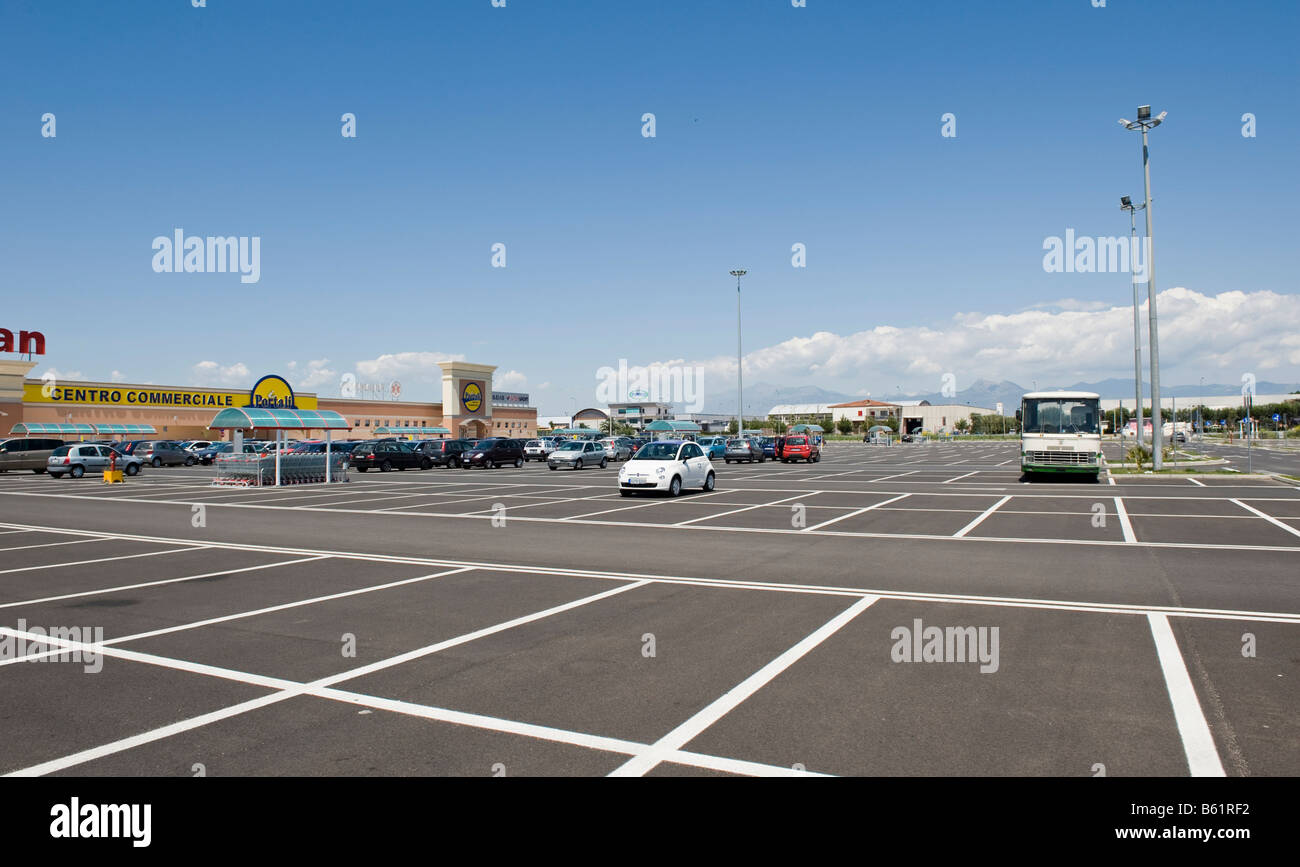 Parkplatz Einkaufszentrum Stockfoto