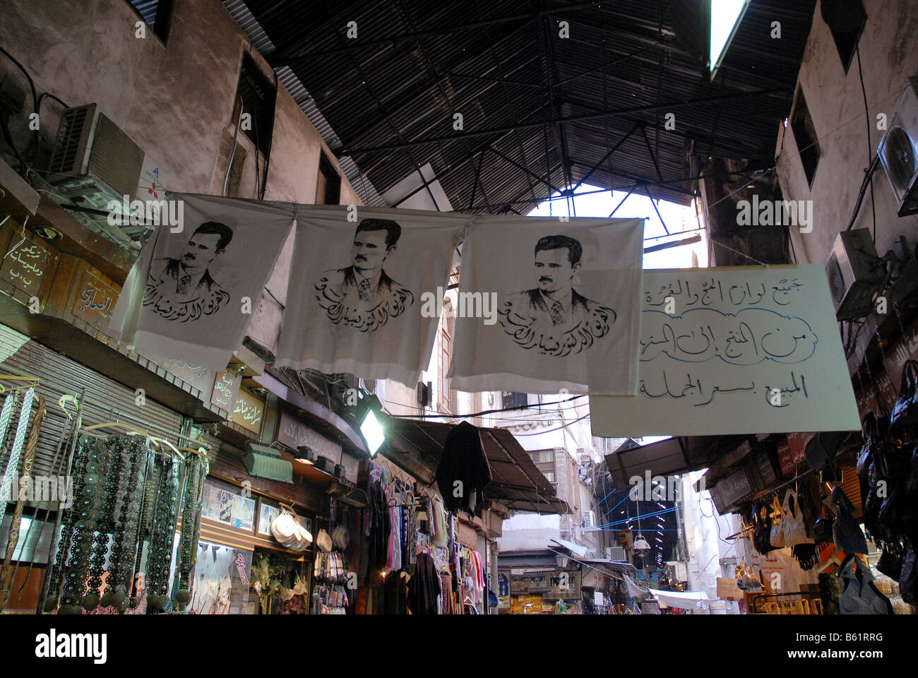 Fahnen mit Portrait von Präsident Baschar al-Assad im Souk in der Altstadt von Damaskus, Syrien, Naher Osten, Asien Stockfoto