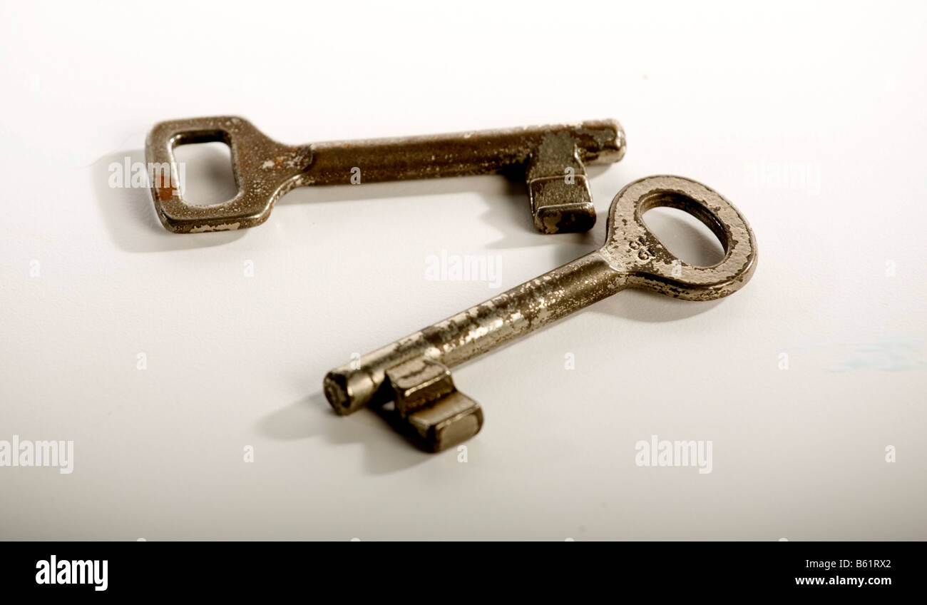Alte Schlüssel auf weißem Hintergrund Stockfoto