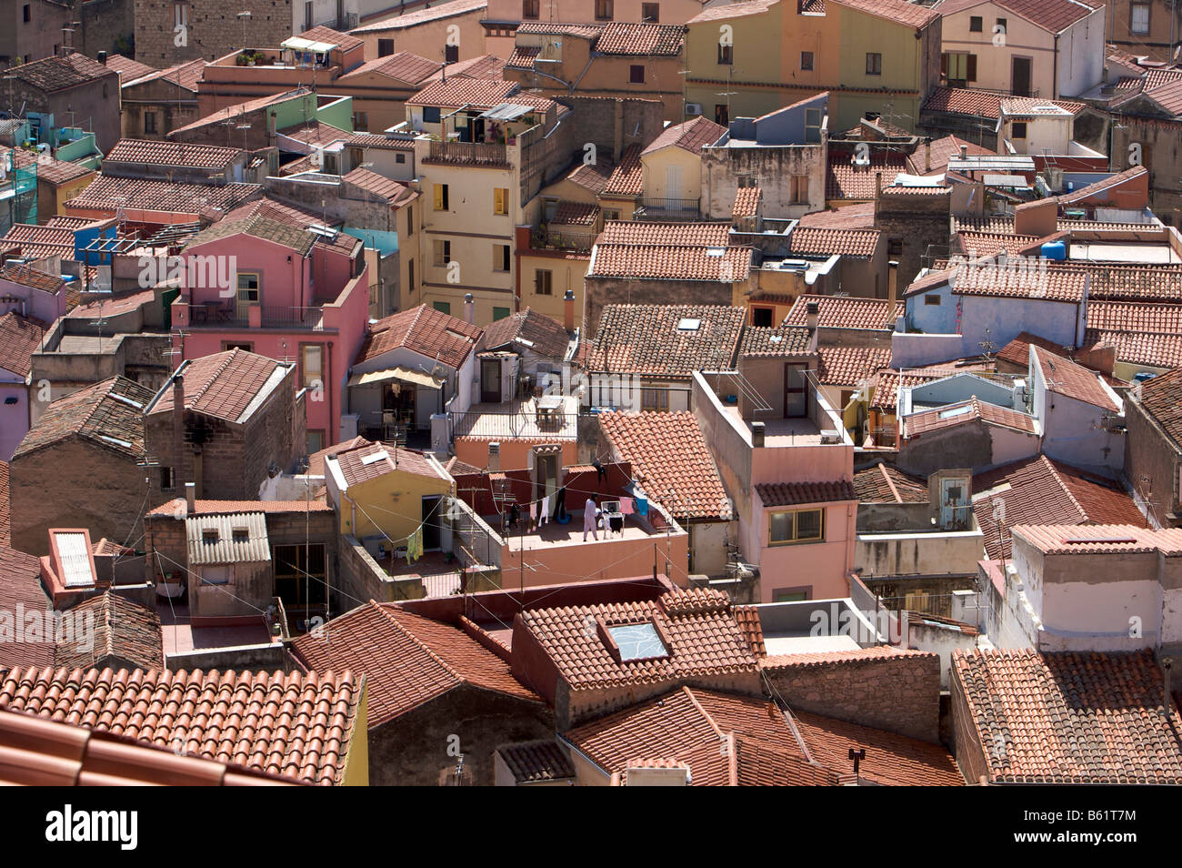 Blick über die Dächer im historischen Stadtzentrum von Bosa, Sardinien, Italien, Europa Stockfoto