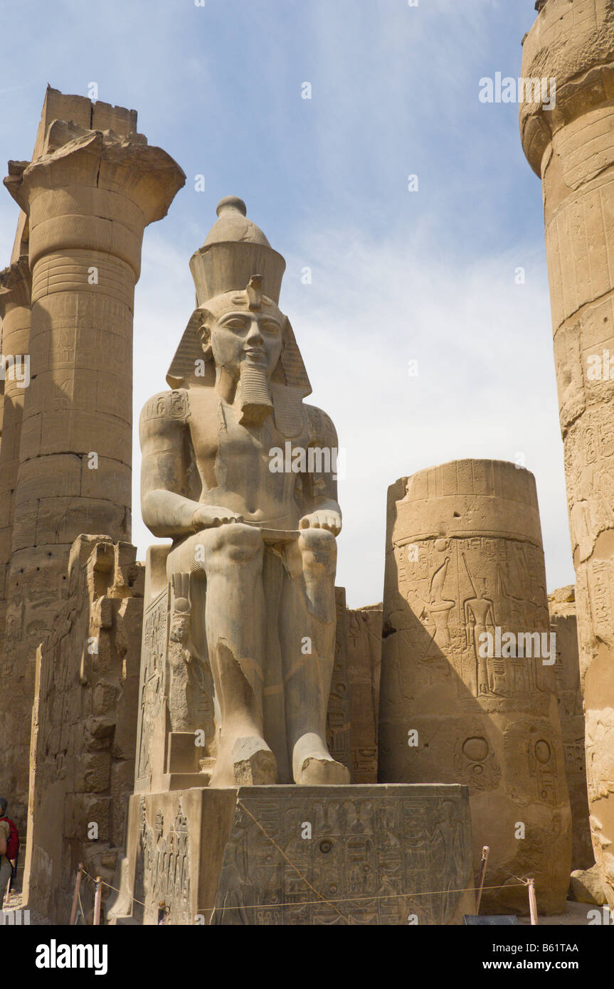 Der Luxor-Tempel Innenraum mit geschnitzten Figuren in Luxor Ägypten Stockfoto