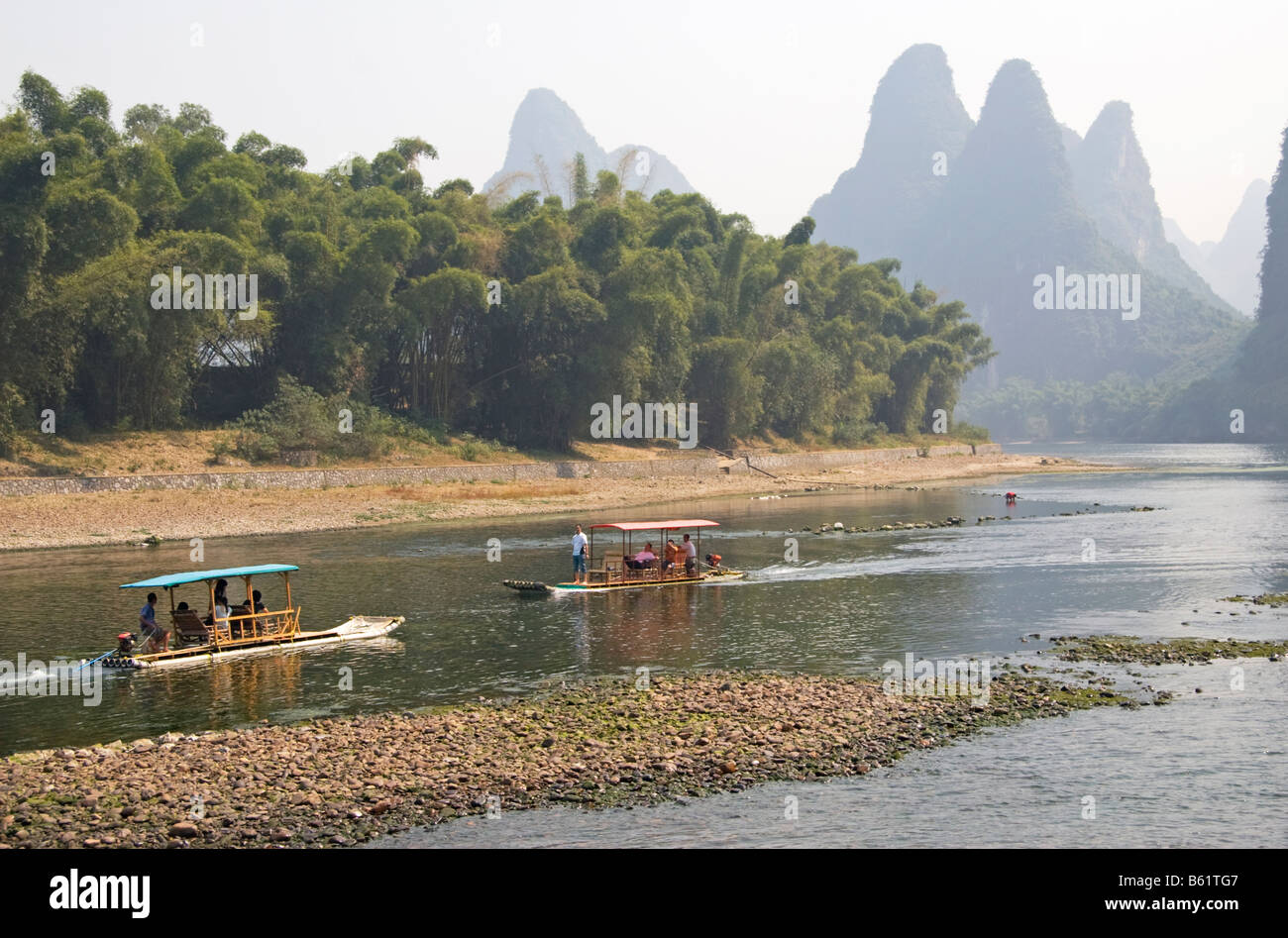 Bambus-Flöße Kreuzfahrt den Li-Fluss bei Guilin und Yangshuo Guangxi China Stockfoto