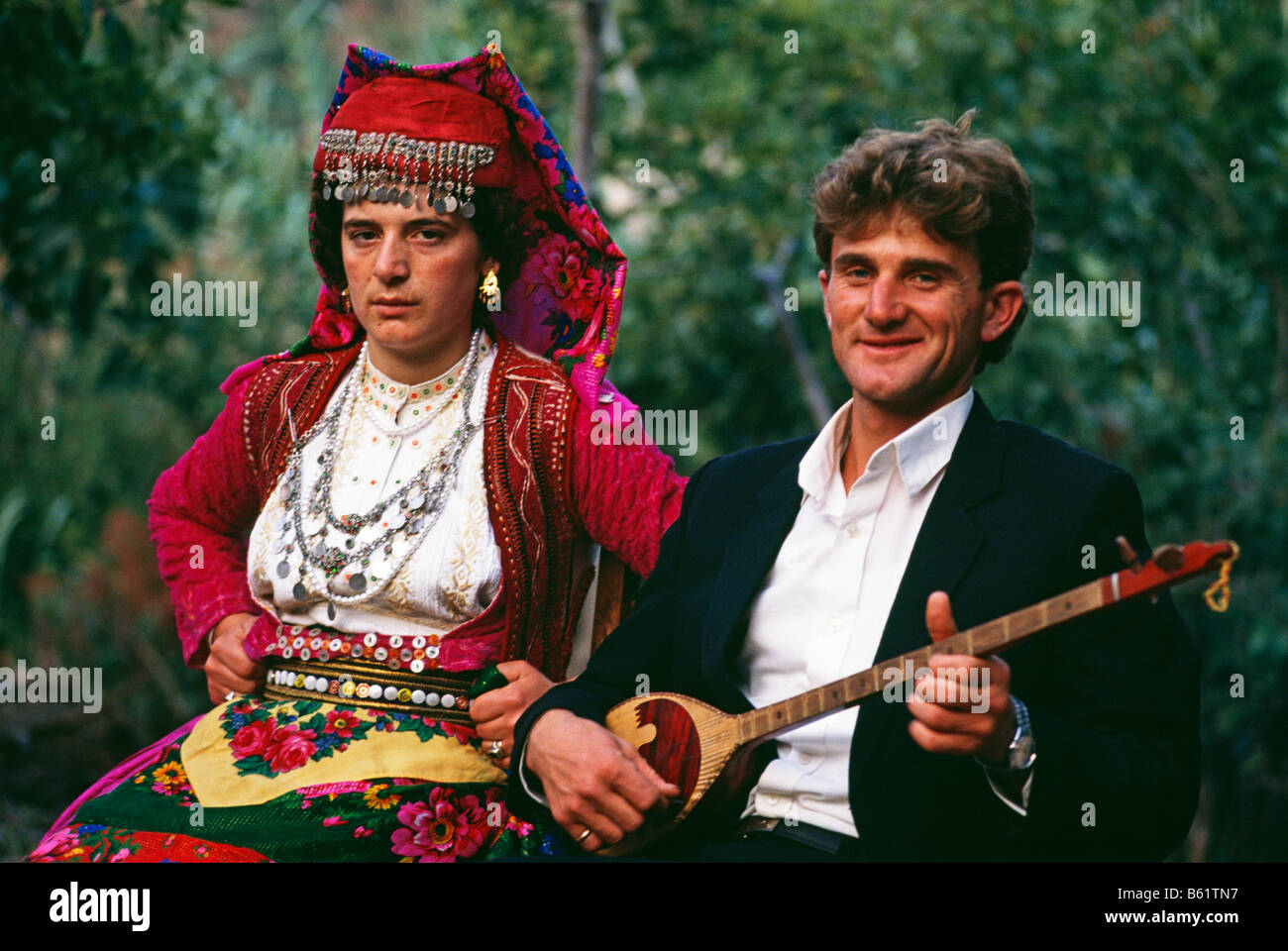 Braut und Bräutigam bei der Hochzeit in Nordalbanien 1992 Stockfoto