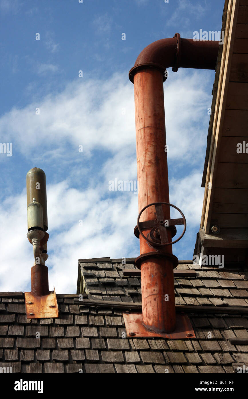 Stapeln Sie das Dach einer rustikalen Wharf-Angeln-Bude in Missouri zu rauchen Stockfoto