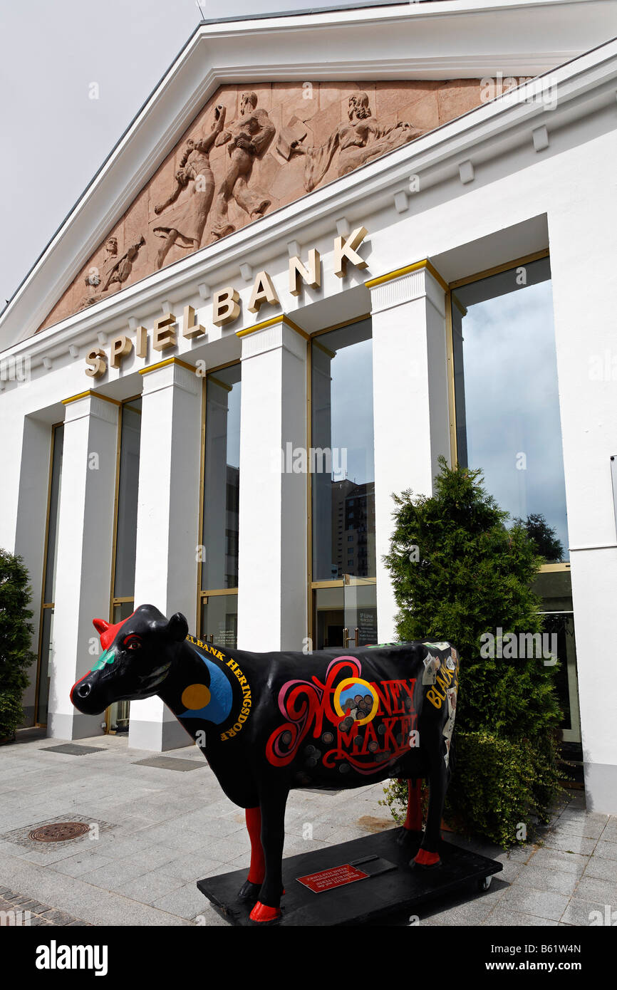 Farbenfrohe Statue einer Kuh vor Casino Heringsdorf, Insel Usedom, Ostsee, Mecklenburg Western Pomerania, Deutschland, Eu Stockfoto