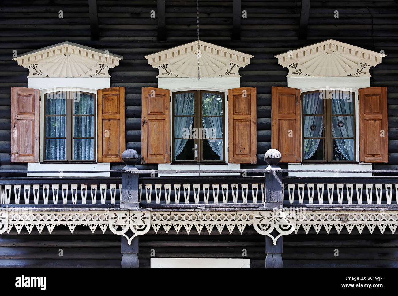 Fenster und Balkon mit schönen Holzschnitzereien im traditionellen russischen Stil, Russische Kolonie Alexandrowka, Potsdam, Branden Stockfoto