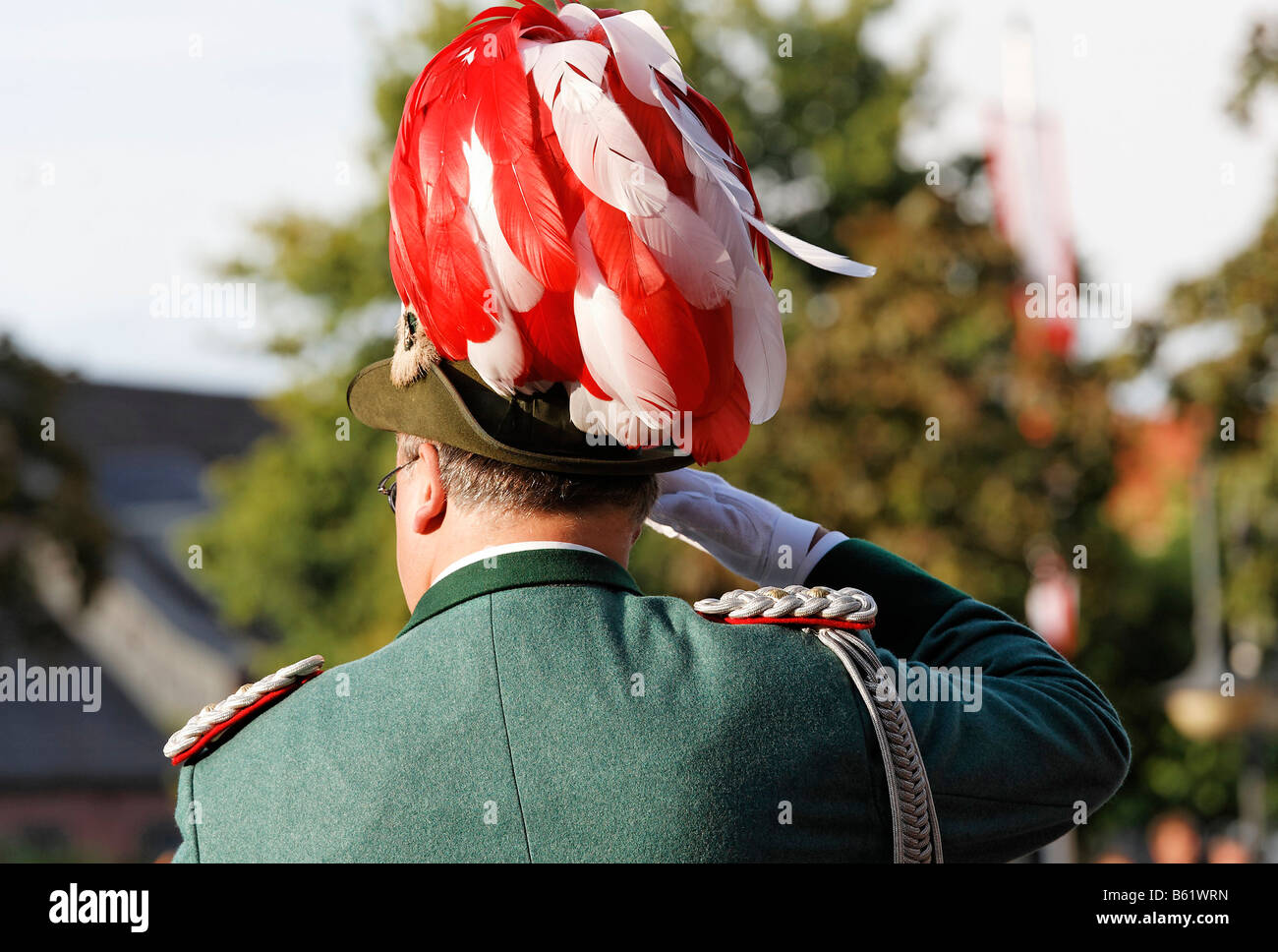 Schütze in Uniform mit einem roten und weißen Feder Hut, salutieren, Rückansicht, Schuetzenumzug in Xanten, Niederrhein, North Rh Stockfoto