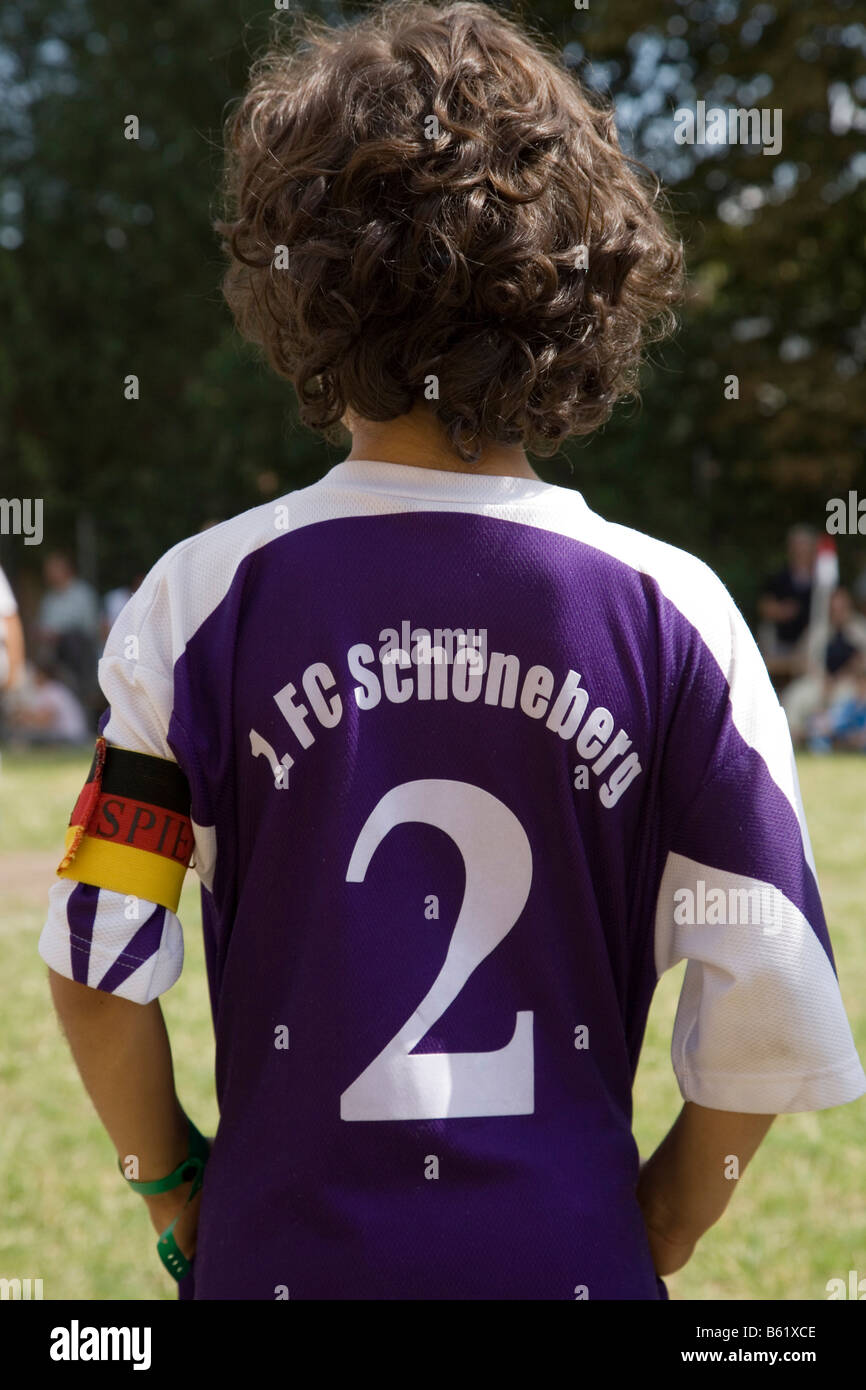 Junger Fußballspieler von hinten, Team Kapitän Band, Trikot Nummer 2, 1. FC Schöneberg, Berlin, Deutschland, Europa Stockfoto
