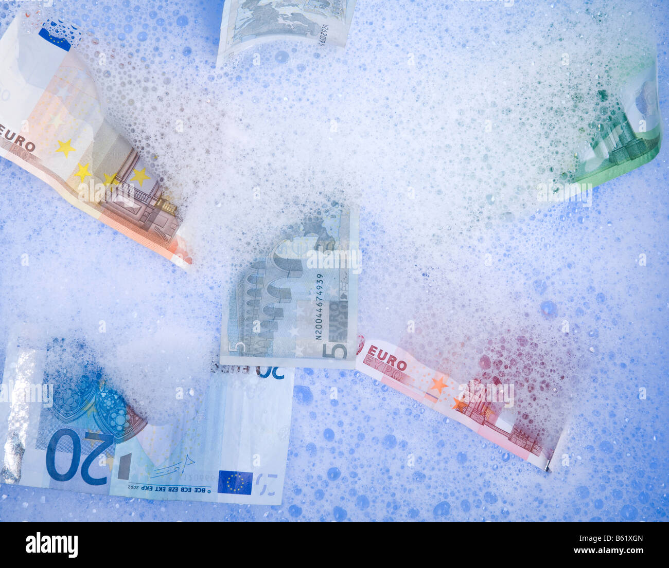 Euro-Banknoten in Schaum, als Symbol für Geldwäsche Stockfoto