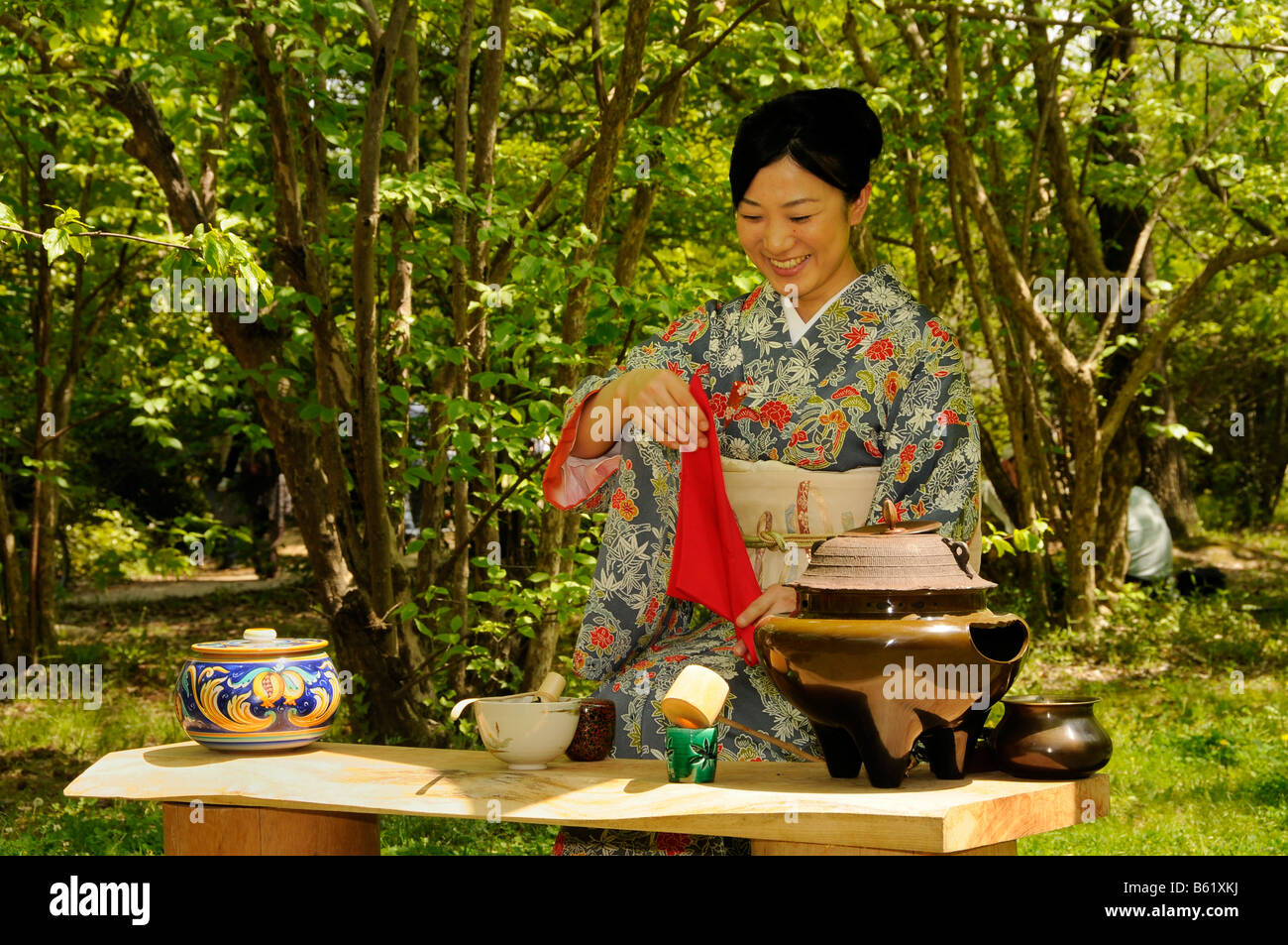 Japanerin, die Durchführung einer Teezeremonie in der botanischen Gärten, Kyoto, Japan, Asien Stockfoto