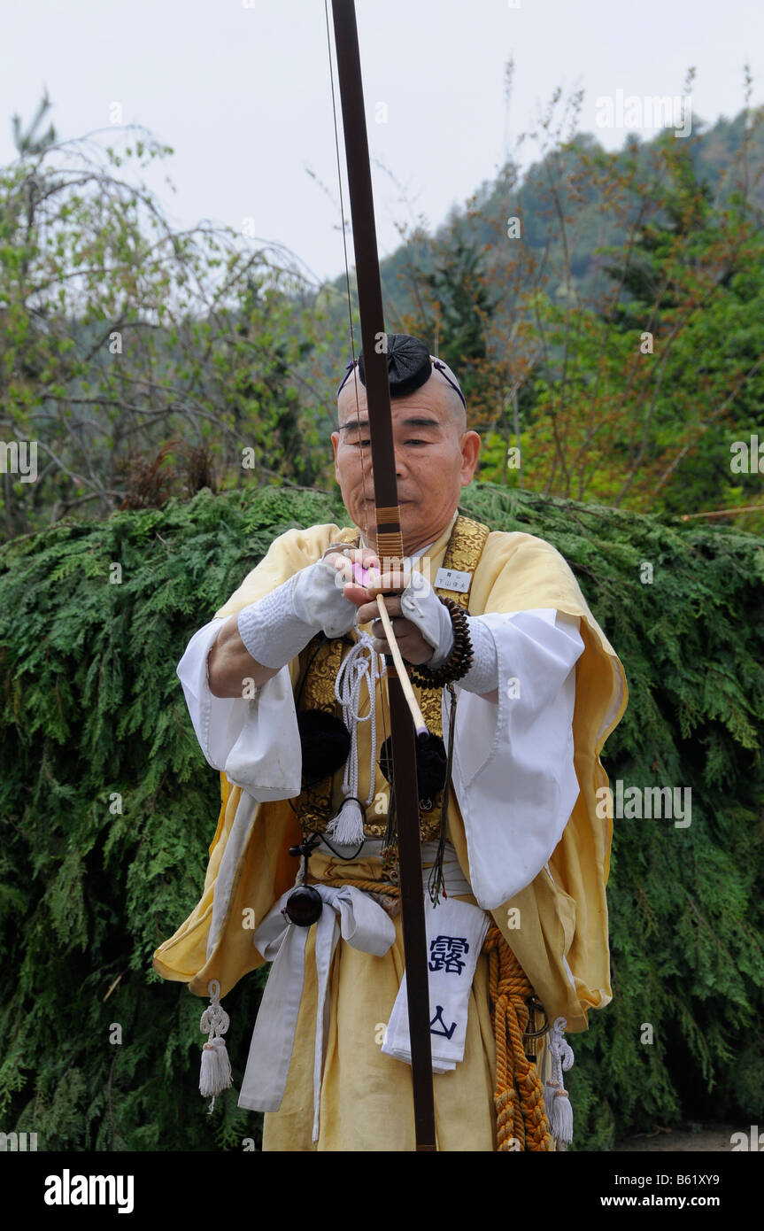 Rituelle schießen Pfeile in allen Quartalen durch einen Yamabushi, Kyoto, Japan, Asien Stockfoto