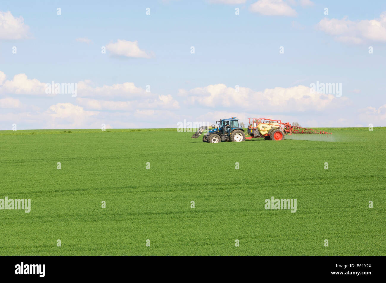 Agrarlandschaft, Traktor Spritzen Dünger Stockfoto