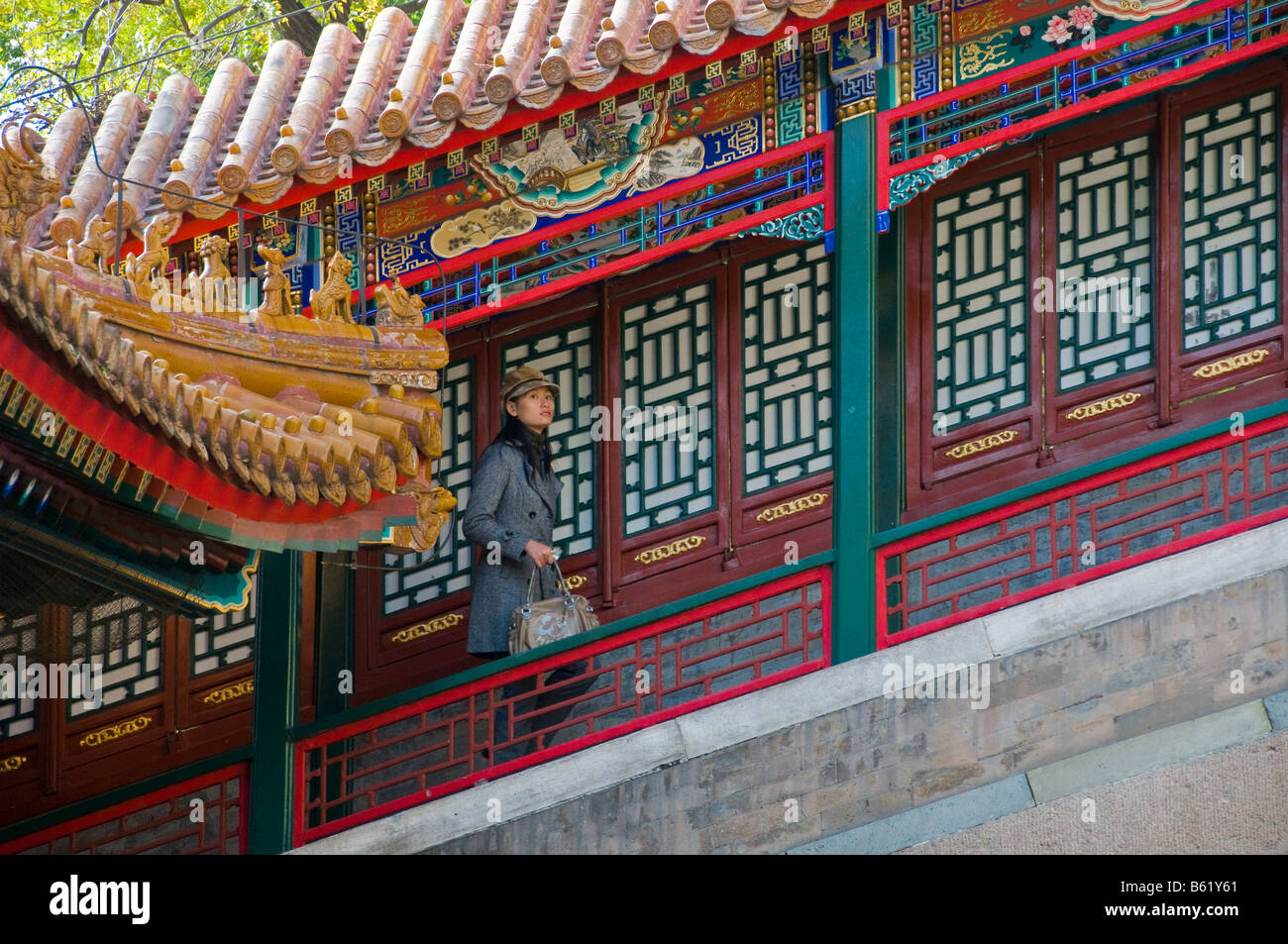 Beijing Sommer Palast chinesische moderne Frau zu Fuß in ein traditionelles Dekor Stockfoto