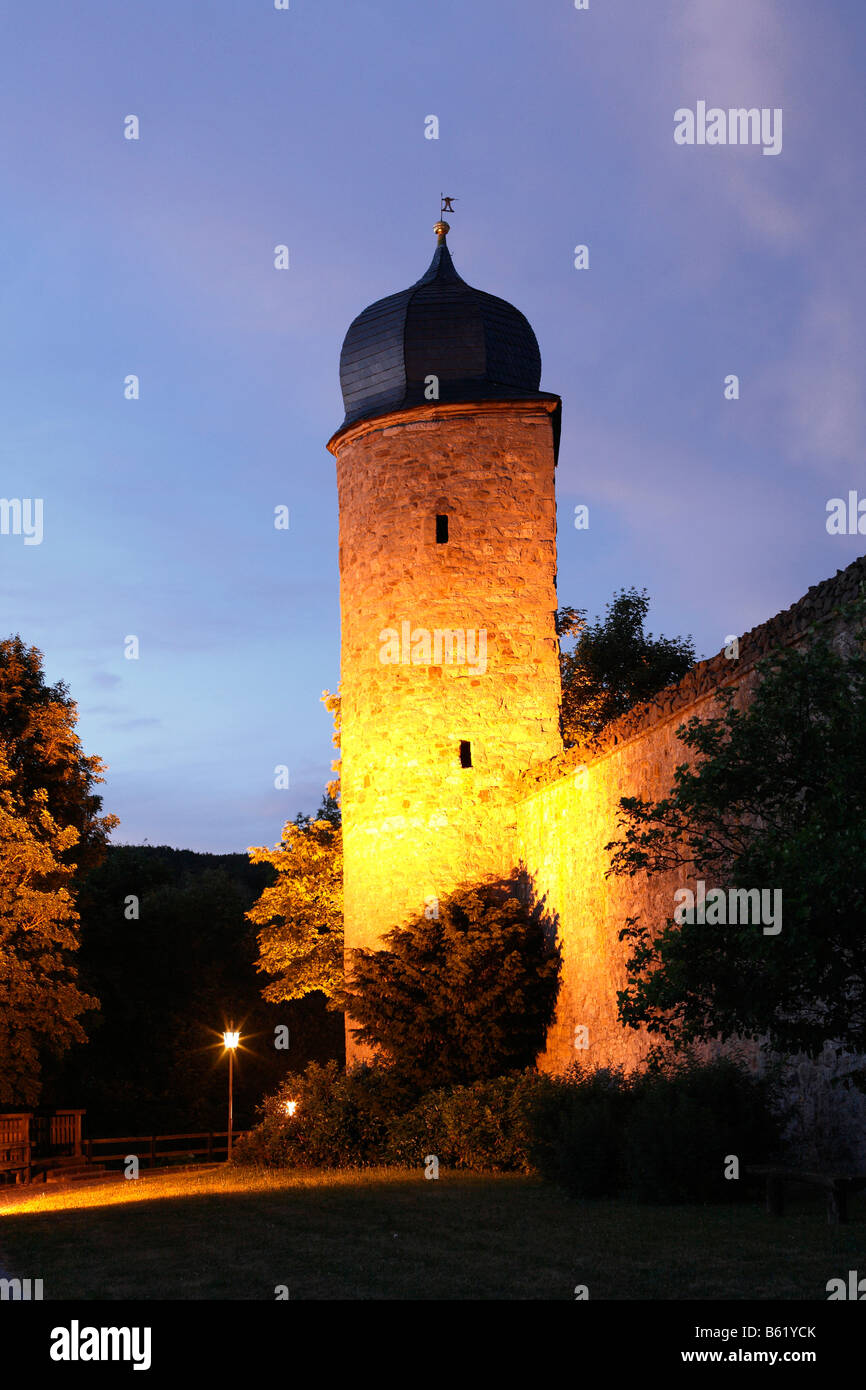 Senken Sie beleuchteten Turm an der Stadtmauer in der Rhön, Franken, Bayern, Deutschland, Europa Stockfoto