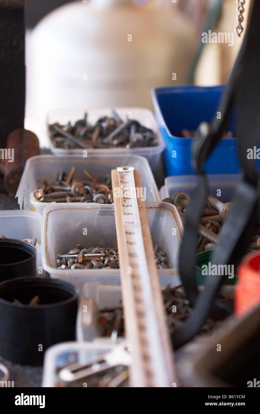 Verschiedene Hardware auf einer Bank. Stockfoto