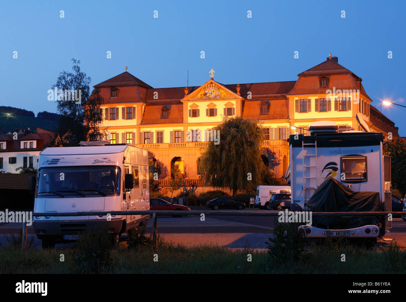 Wohnmobile geparkt vor der beleuchteten Kellereischloss, rotes Schloss, Hammelburg, Rhön, Franken, Niederbayern, Germa Stockfoto